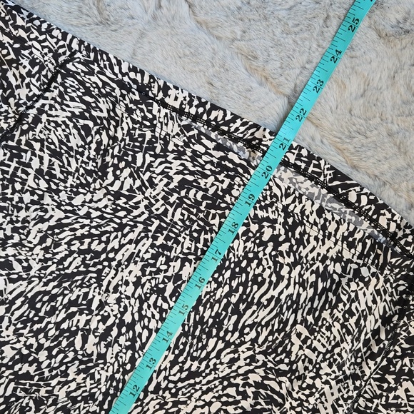 Athleta Black/White Long Sleeve Shirt, Women's Size Medium, Great Condition - Picture 5 of 9